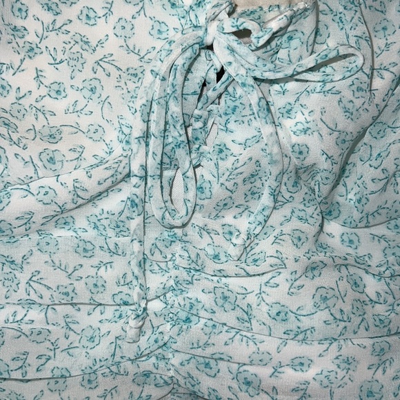 Crop blue floral tank with adjustable straps. - Picture 4 of 4